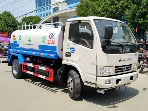 國五東風(fēng)5方噴灑車 多利卡灑水車