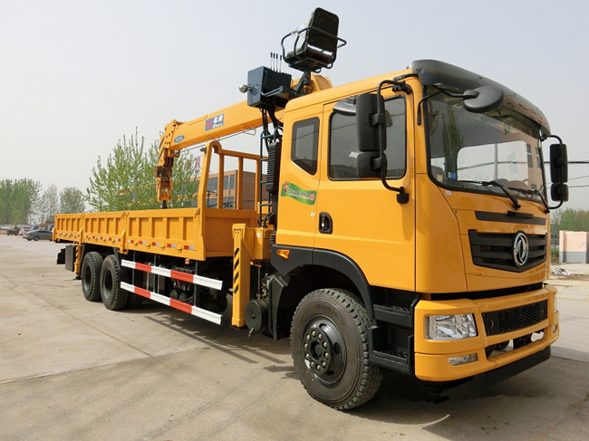 東風(fēng)后雙橋12噸隨車吊-程力直臂隨車吊